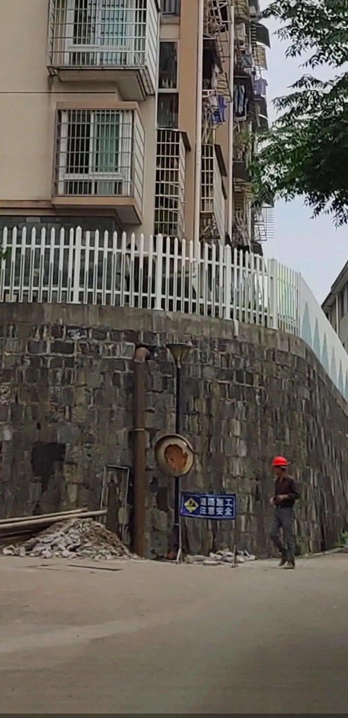 新昌某小區(qū)被曝野蠻施工，建筑材料堆放雜亂引業(yè)主擔(dān)憂